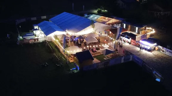 Zelt bei nacht.jpg